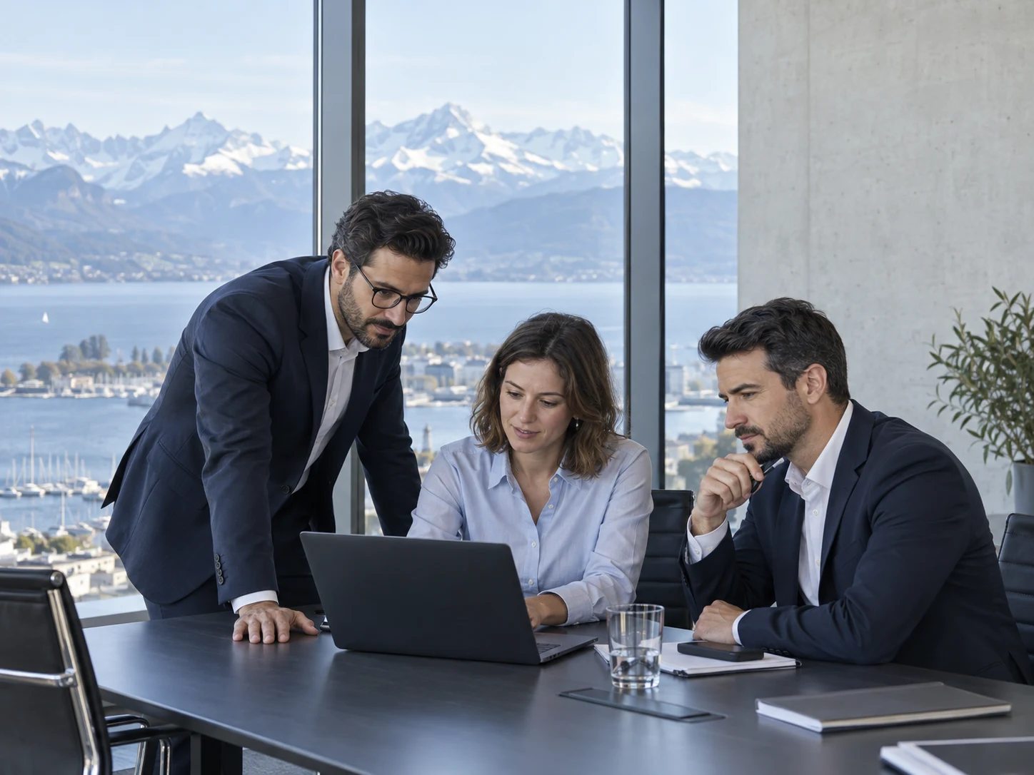 Illustration d’un échange autour d’un ordinateur face au lac Léman.
