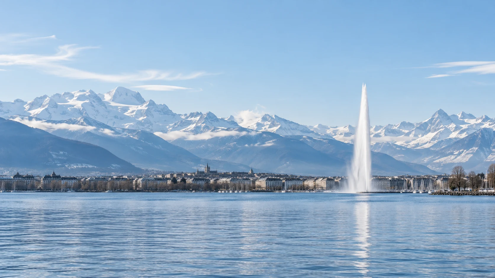 Le Jet d’eau et les Alpes au bord du lac Léman.